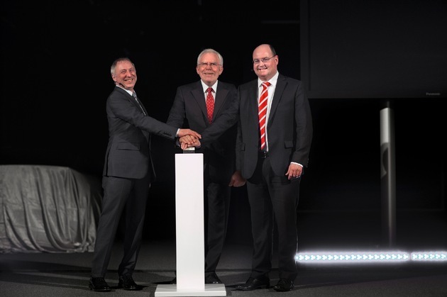  in Audi macht die Nacht zum Tag: neues Lichtassistenzzentrum (FOTO)
