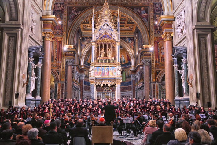  in Konzert für die Armen mit dem Chor und Orchester der Diözese Rom /
Papst Franziskus nimmt an dem Konzert teil (FOTO)