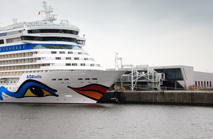  in Premiere: AIDAbella macht erstmals am neuen Hamburger Cruise Terminal fest (FOTO)