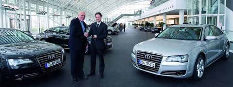 Rufus in Erste Audi A8 ausgeliefert