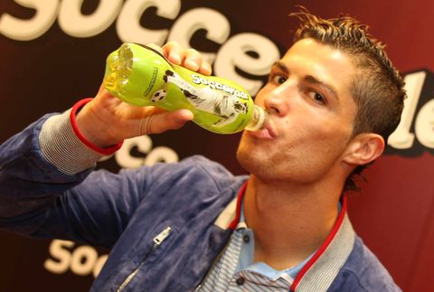 Ronaldo Cars on Cristiano Ronaldo Stellt Eigenes Getr Nk Vor Prestige Cars Magazin