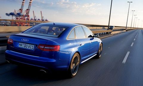 Audi-rs6 in Männer ignorieren Tempo-Limits