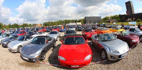 MX-5 Guinness Weltrekord 1 in Weltrekord in Essen: 459 Mazda MX-5 in einer Reihe