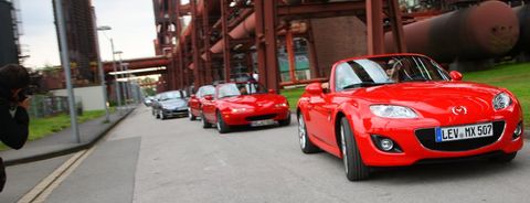 MX-5 Guinness Weltrekord 3 in Weltrekord in Essen: 459 Mazda MX-5 in einer Reihe