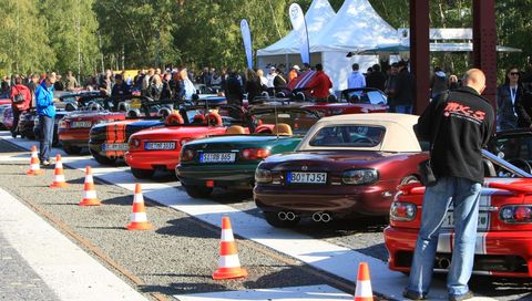 MX-5 Guinness Weltrekord 5 in Weltrekord in Essen: 459 Mazda MX-5 in einer Reihe