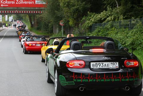 MX-5 Guinness Weltrekord 7 in Weltrekord in Essen: 459 Mazda MX-5 in einer Reihe