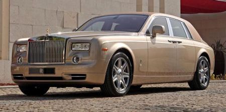 Rolls Royce Baynunah Phantom 2 in Rolls-Royce Baynunah Phantom: Sanddüne und Kamel-Harnisch