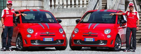 Alaonso-und-massa in Abarth 695 Tributo Ferrari mit Alonso und Massa am Steuer