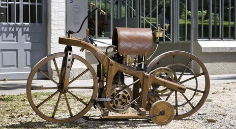 Daimler-Reitwagen-von-1885-1 in Vor 125 Jahren: Daimler Reitwagen fährt