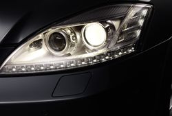 Xenon-mercedes in Mercedes-Benz mit hellerem Xenonlicht