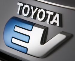 Toyota-ev in Tesla und Toyota zeigen Elektroauto RAV4 EV Concept