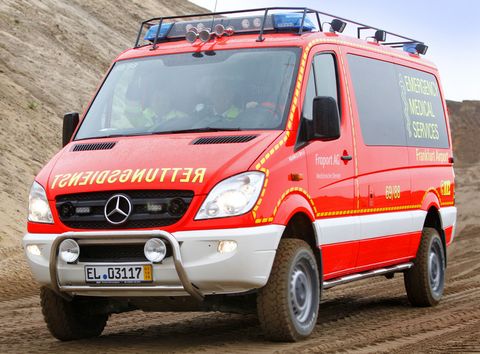 Fraport-rettungswagen-frankfurt-flughafen-1 in Frankfurt: Rettungswagen mit Geländegang