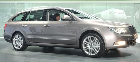 Skoda-superb-combi in Skoda Superb Combi: Engländer fahren voll drauf ab