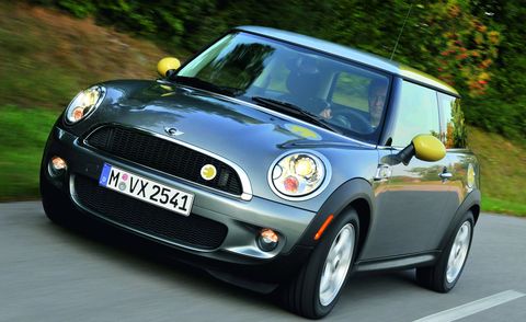 Mini-e in Botschafter Simon McDonald fährt Mini E