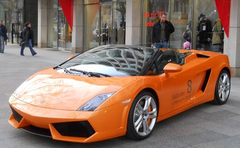 Lamborghini-boutique-berlin in Berlin: Lamborghini mit Fashion Flagship Store am Kudamm