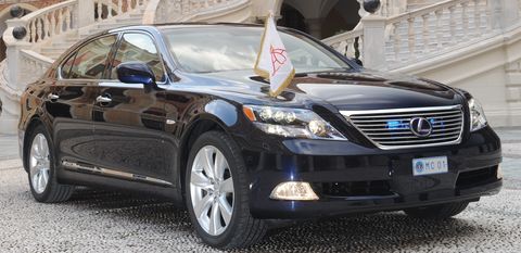 Lexus-limousine in Fürst Albert II. von Monaco rauscht im Lexus zur Hochzeit