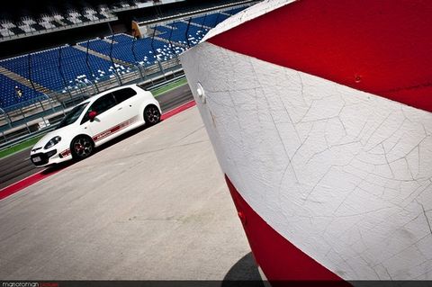 Abarth-Punto-Evo-5 in Katzen, Corsas und Sascha: Eine kurvenreiche Woche