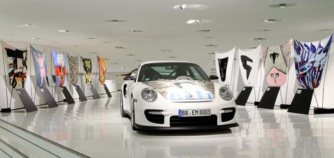 24-Kunstwerke-auf-GT2-Fronthauben in Porsche GT2-Fronthauben als Kunstobjekte     