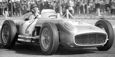 Juan-Manuel-Fangio-im-Mercedes-Benz-W-196-von-195 in Oldtimer und Liebhaber-Fahrzeuge beim Classic & Prestige Salon