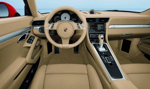 Der-neu-gestaltete-Innenraum-mit-nach-vorne-ansteigender-Mittelkonsole-orientiert-sich-am-Porsche-Carrera-GT in Der neue 911er: Moderner Wilder